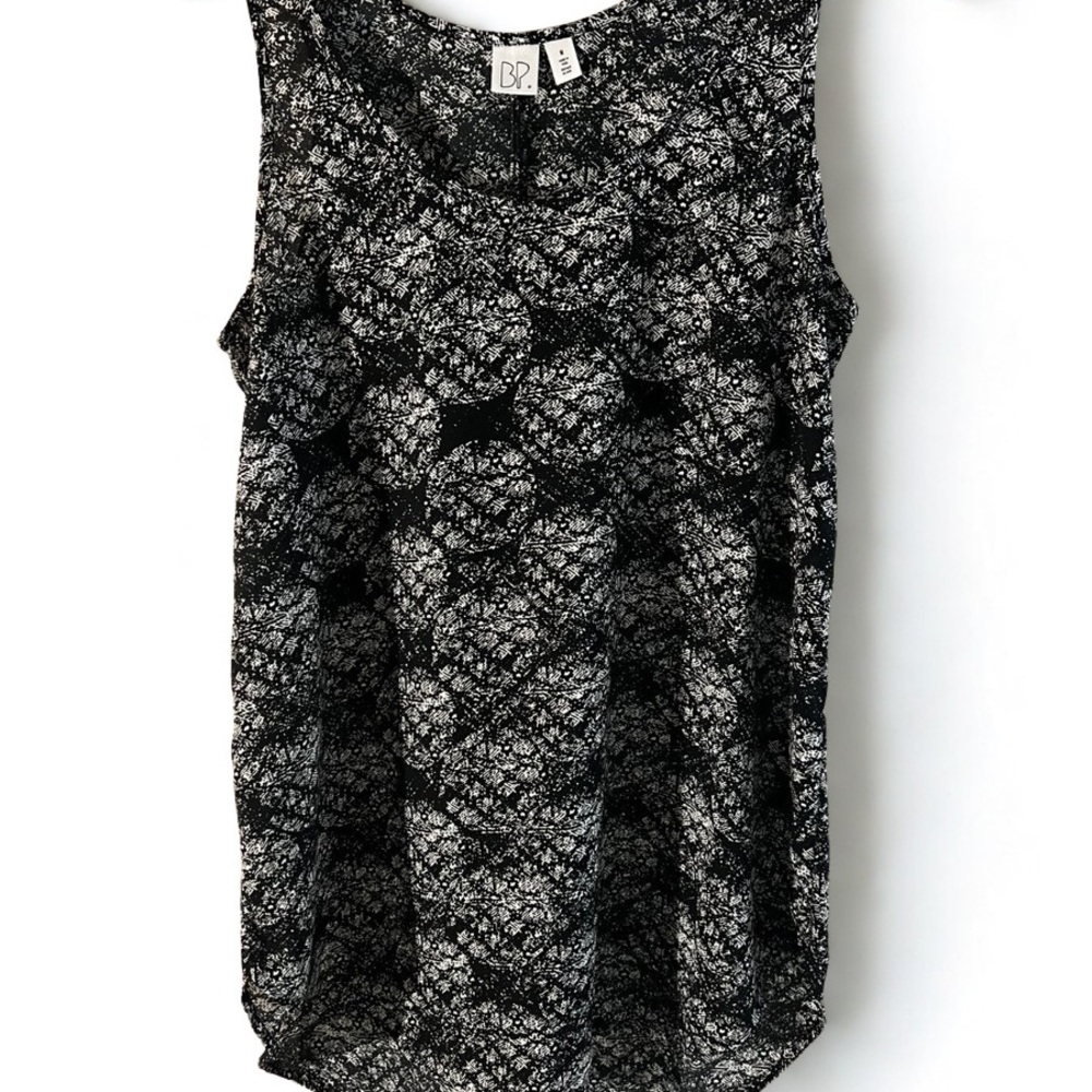 BP. Sleeveless Scoop Neck High-Low Tank – Black/White Abstract Floral (Size S)
